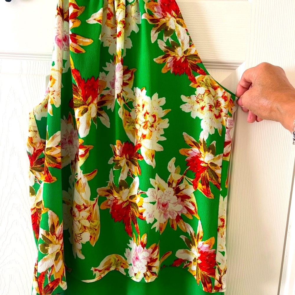 Stunning Kelly Green, Orange and White Floral Resort Blouse. Like New. - Picture 4 of 4